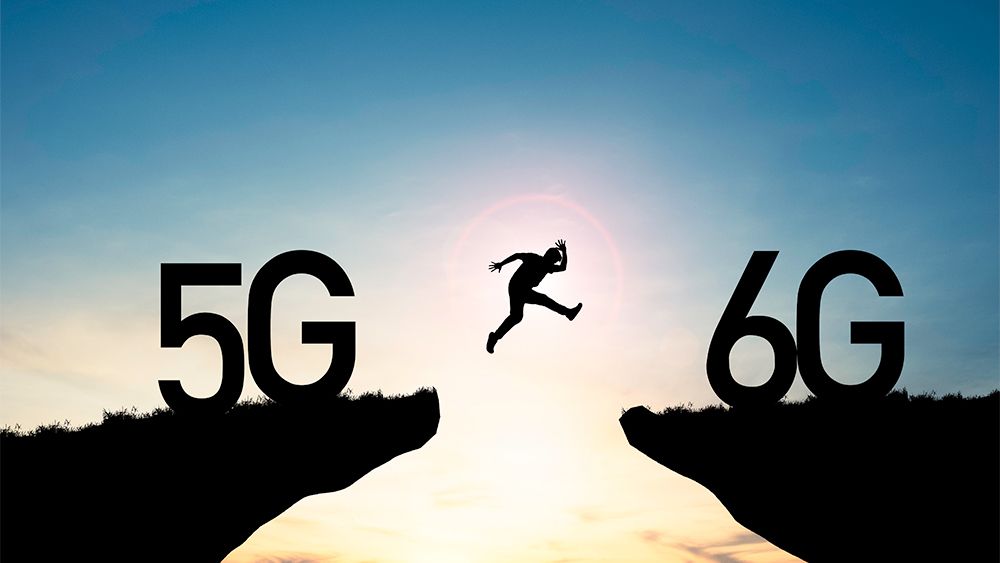 5G가 표시된 언덕에서 6G가 표시된 언덕으로 점프하는 사람이 보이는 무선 시스템이 5G에서 차세대(6G)로 전환됨을 상징하는 그림. 