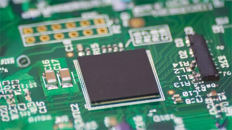 FPGA 또는 ASIC 검증 인쇄 회로 기판에 장착된 ASIC 칩.